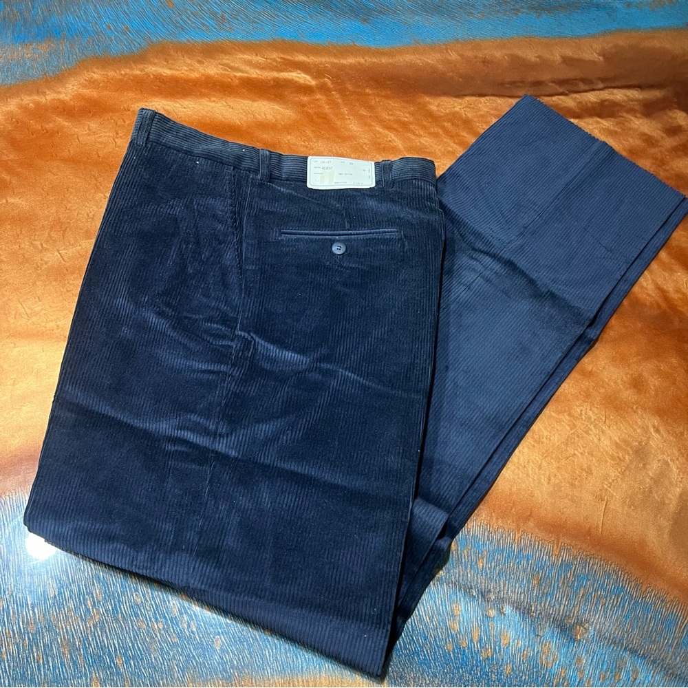 Berle NWT 100% Cotton Regent Corduroy Pants Size 33
Navy Made In USA